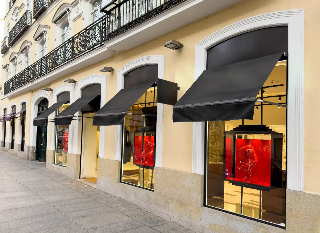 Façade vitrine de magasin en aluminium sur mesure à Coudekerque-Branche